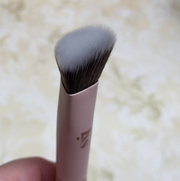 LYS Foundation & Concealer Brushes - Picture 7 of 16